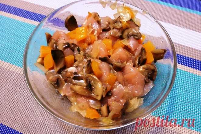 Пирог-слойка с курицей и шампиньонами - рецепт - как приготовить - ингредиенты, состав, время приготовления - Леди Mail.Ru