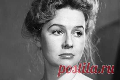 Умерла актриса фильма «Хождение по мукам» Нина Веселовская. Умерла заслуженная артистка России Нина Веселовская. Актриса фильма «Хождение по мукам» скончалась на 90-м году жизни. Она ушла из жизни за день до своего дня рождения, причина ее смерти не уточняется. Среди других известных фильмов с участием Веселовской — «Друзья и годы», «Татьянин день», «Ищите и найдете».