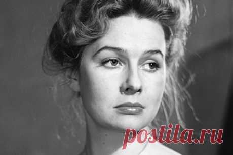 Умерла актриса фильма «Хождение по мукам» Нина Веселовская. Умерла заслуженная артистка России Нина Веселовская. Актриса фильма «Хождение по мукам» скончалась на 90-м году жизни. Она ушла из жизни за день до своего дня рождения, причина ее смерти не уточняется. Среди других известных фильмов с участием Веселовской — «Друзья и годы», «Татьянин день», «Ищите и найдете».