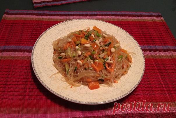 Фунчоза с овощами

Ингредиенты:
Фунчоза 100 г
Морковь 1,5 штуки
Сладкий перец 1 штука
Огурцы 1 штука
Чеснок 3 зубчика
Уксус 3 чайные ложки
Соевый соус по вкусу
Соль по вкусу
Растительное масло 2 столовые ложки

Приготовление:
1. Лапшу фунчозу залить кипятком на 5 минут, добавить соли. Затем промыть ее около минуты в холодной воде.
2. Морковь, перец, огурец нарезать тонкой соломкой, чеснок мелко покрошить.
3. В сковороде разогреть подсолнечное масло и недолго пассеровать на...
