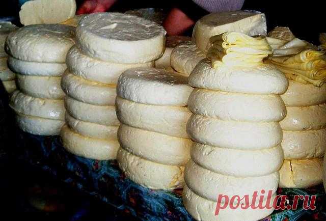 Сыр сулугуни домашний: рецепт с фото 
Этот популярный в нашей стране продукт готовится по старинной технологии, которая начинает свою историю в глубине веков. Сыр сулугуни относится к группе рассольных сыров, которые созревают в растворе поваренной соли. Классический мингрельский сыр готовится только на овечьем молоке, однако в промышленном производстве используется любое (буйволиное, коровье или козье). Качественный продукт имеет приятный кисломолочный, солоноватый вкус и...