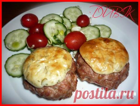 Мясные ватрушки 
Все знают, а многие очень любят такое изделие как ватрушки. Вот я и предлагаю вам их приготовить, только не простые, а мясные. Ватрушки из фарша - неплохая замена котлетам. А готовки, пожалуй, даже меньше. Сформовали ватрушки, заполнили, засунули в духовку – и сохраняем загадочный вид перед домашними, изнывающими от любопытства – что это так вкусно пахнет?