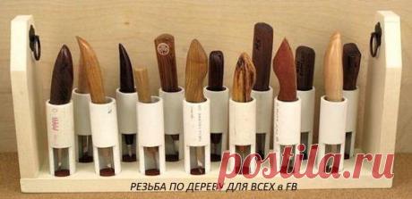 Еще один интересный вариант органайзера для стамесок.
Пластиковые трубы и прорези для опознавания резцов..