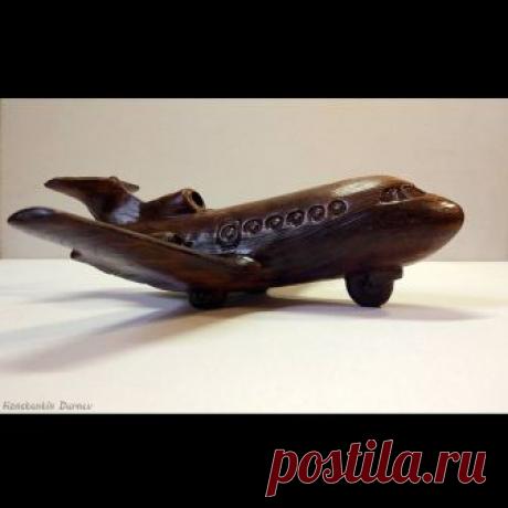 Як-40 вырезанный на заказ из цельного куска доски ореха. Размах крыльев 25 см, высота 6 см
Автор: Konstantin Durnev