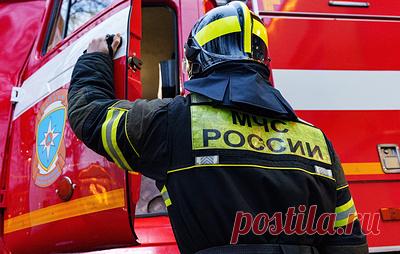 В Новой Москве потушили пожар в ангарах со стройматериалами. Произошло обрушение кровли на 50 кв. м