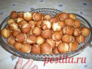 Ну очень вкусно! А простооо......
Банка сгущенки+щепотка соли+2яйца+сода на кончике ножа+мука сколько возьмет тесто. 
Раскатать шарики с фалангу мизинца, большие не делать, будут трескаться при жарке. Обжарить на растительном масле .ВСЕ!