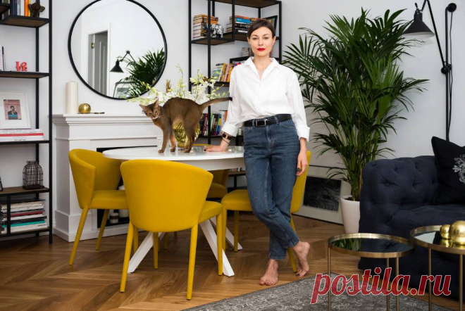 "После покупки квартира долгое время томилась без ремонта, мы все не могли решиться на глобальную стройку. Но когда узнали о скором визите аиста в нашу семью, откладывать ремонт уже было нельзя", - рассказывает хозяйка. Приглашаем посмотреть интерьер "по-французски" для молодой семьи с ребенком и котом-абиссинцем по имени Мао.