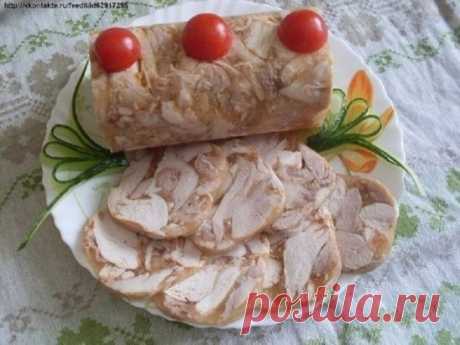 "Куриный рулет в бутылке" Ингредиенты: Курица — 1 Штука Грецкие орехи — 100 Грамм Желатин — 30 Грамм Чеснок — 2 Зубчика Соль и приправы — По вкусу 1. Для этого рулета можно брать целую курицу, а можно готовое филе (если любите постные рулеты). Кроме этого, мясо можно приготовить двумя способами: отварить, сделав бульон прозрачный (с овощами и зеленью), а можно протушить, как в нашем варианте. 2. Отправляем мясо на сковороду, не добавляя никаких жиров! Поставьте слабый огонь и начинайте тушить мя