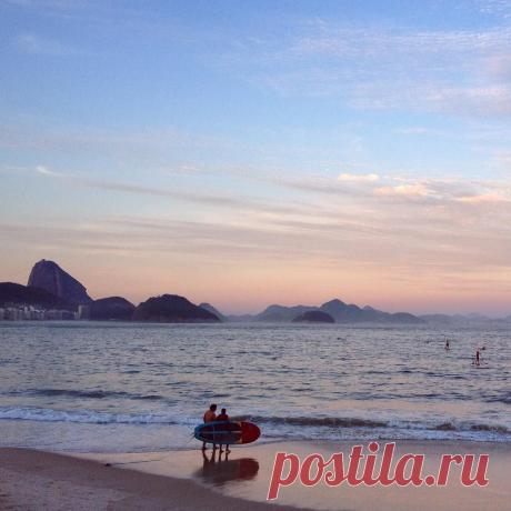 Quando vocês estão correndo, param para tirar uma foto também? Copacabana está linda! А вы во время пробежки тоже тормозите, чтобы сфотографировать? Я всегда! Не могу удержаться 🙈 Копакабана с видом на Сахарную голову!  #рио #риодежанейро #бразилия #закат #горы #путешествие #природа #copacabana #копакабана #brasil #brazil #rio #riodejaneiro #sunset #sup #sea #ocean #beach #travel #пляж