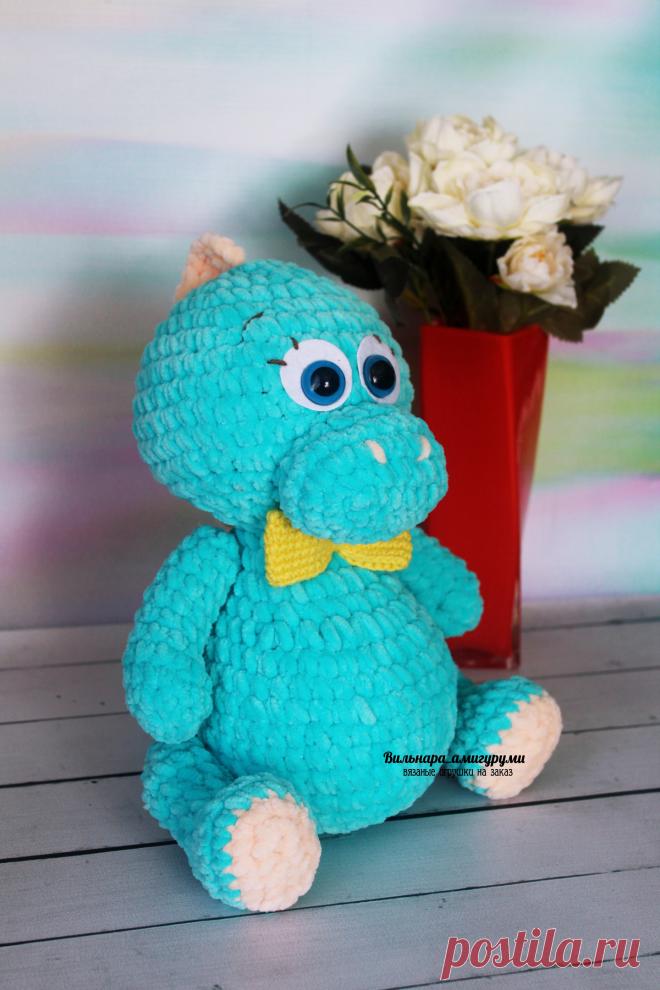 PDF Дино. FREE amigurumi crochet pattern. Бесплатный мастер-класс, схема описание для вязания амигуруми крючком. Игрушки своими руками! Динозавр, динозаврик, dinosaur, dinosaurio, dinossauro, dinosaure, dinosaurier, 恐竜, dinozaur, dinosaurus. #амигуруми #amigurumi #amigurumidoll #amigurumipattern #freepattern #freecrochetpatterns #crochetpattern #crochetdoll #crochettutorial #patternsforcrochet #вязание #вязаниекрючком #handmadedoll #рукоделие #ручнаяработа #pattern #tutorial #häkeln #amigurumis