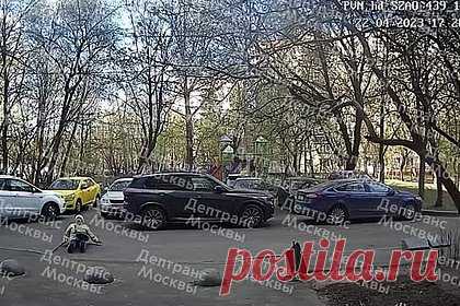 Москвич дважды случайно переехал упавшую у подъезда пенсионерку и попал на видео. Житель северо-запада Москвы дважды случайно переехал упавшую у подъезда пенсионерку и попал на видео. Кадры публикует столичный Дептранс в своем Telegram-канале. На публикуемых кадрах видно, как пожилая женщина с клюкой пытается взойти с проезжей части на тротуар, но теряет равновесие и падает.