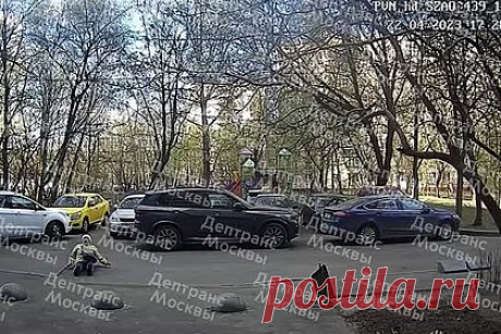 Москвич дважды случайно переехал упавшую у подъезда пенсионерку и попал на видео. Житель северо-запада Москвы дважды случайно переехал упавшую у подъезда пенсионерку и попал на видео. Кадры публикует столичный Дептранс в своем Telegram-канале. На публикуемых кадрах видно, как пожилая женщина с клюкой пытается взойти с проезжей части на тротуар, но теряет равновесие и падает.