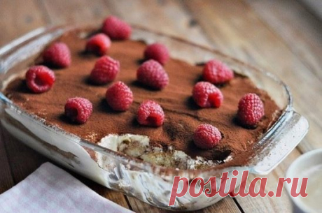 Тирамису
Ингредиенты:
• Сливочный сыр «Violette Cream Cheese»  - 250 гр. 
• Свежие куриные яйца: 4 шт.
• Сливки (33%) – 250 мл.
• Печенье «Савоярди» - 200-300 гр. (лучше его не заменять никаким другим, «Савоярди» достаточно доступно)
• Сахарная пудра – 4 столовые ложки.
• Чашка эспрессо (или иного свежезаваренного и отфильтрованного кофе).
• Пряный ром – 2 ст.л.
• Какао для украшения десерта.
Сварите кофе и поставьте его остужаться. 
Отделите желтки от белков.
Взбейте желтки с сахарной пудрой