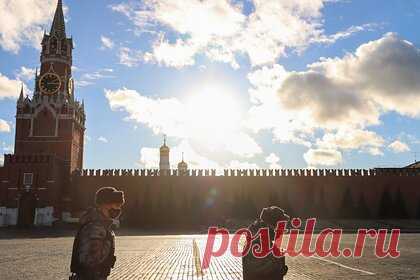 В Москве доступ на Красную площадь временно ограничили. Доступ на Красную площадь в Москве, где ранее от сильного ветра пострадала стена Кремля, временно ограничили из-за непогоды. Ранее сообщалось, что в столице ураган, который повредил стену Кремля. Ветер снес установленные для реставрации строительные леса и сорвал один из зубцов крепости.