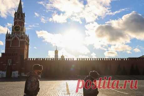 В Москве доступ на Красную площадь временно ограничили. Доступ на Красную площадь в Москве, где ранее от сильного ветра пострадала стена Кремля, временно ограничили из-за непогоды. Ранее сообщалось, что в столице ураган, который повредил стену Кремля. Ветер снес установленные для реставрации строительные леса и сорвал один из зубцов крепости.