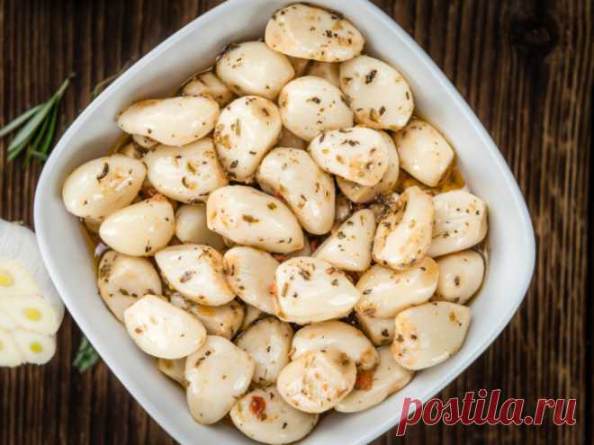 Маринованный чеснок с вишневыми листьями и укропом