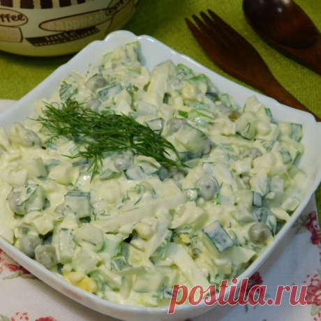 Салат с огурцом, капустой и горошком