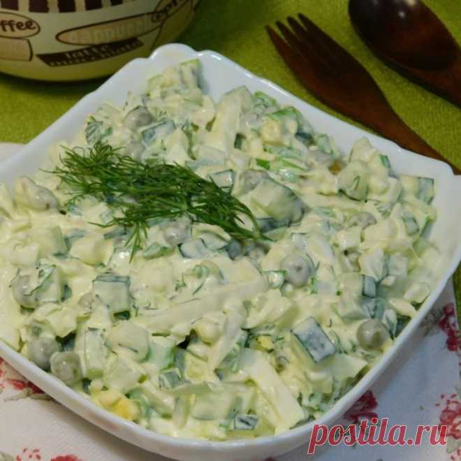 Салат с огурцом, капустой и горошком