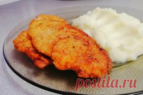 Сочные отбивные из куриной грудки в сухарях на сковороде