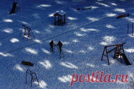 «Обычный двор среди панельных домов города-миллионника превратился в шахматную доску, когда весенние солнечные лучи отразились от окон дома на детскую площадку», – пишет автор фото Наталья Резепина (nat-geo.ru/community/user/198862/). Фотография участвует в конкурсе «Россия – моя страна»: nat-geo.ru/contest/rossiya-moya-strana/