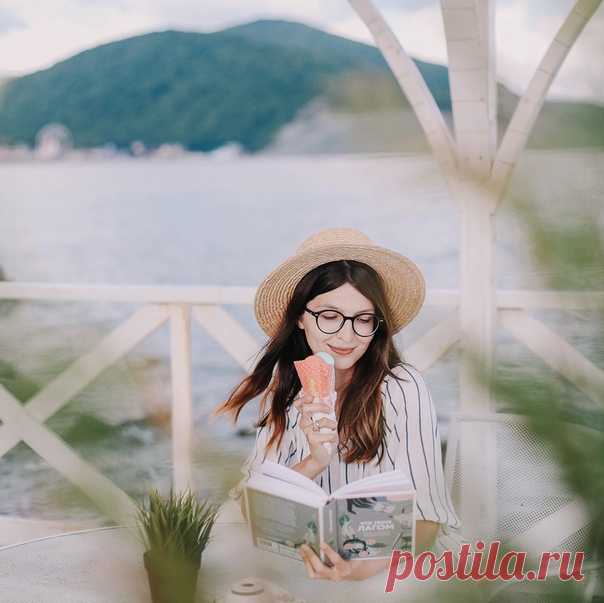 У нас в гостях – #миф_читатель Кристина Билецкая и ее отзыв на книгу Ники Брантмарк «Что такое лагом»: ⠀ «Идеально созвучная моим морским неделям и настроению быть в моменте. О природе, долгих пеших прогулках, вниманию к мелочам, простым удовольствиям. “В работе и досуге, семье и отношениях, празднованиях, дизайне интерьеров и жизни с заботой о планете шведы руководствуются девизом lagom ar bast. То есть бери ровно столько, сколько необходимо; ключ — в умеренности”. Книга очень практична —…