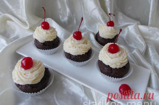 Шоколадные капкейки с вишней Капкейки - маленькие торты или пирожные, давно и прочно вошли в нашу жизнь. Готовятся они быстрее и проще чем торты ...