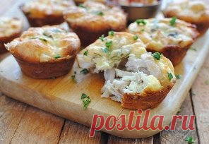 КУРИНЫЕ МАФФИНЫ С СЫРОМ
Нежное чудо🍴
🍴Ингредиенты на 6 порций:
🔸Куриные грудки — 2 шт.
🔸Сыр тертый — 1 стакан
🔸Мука — ½ стакана
🔸Молоко — ½ стакана
🔸Яйца — 2 шт.
🔸Зелень — по вкусу
🔸Майонез — 2 ст. л.
🔸Сметана — 2 ст. л.
🔸Специи — по вкусу
🍴Приготовление:
1. Смешайте тертый сыр, молоко, яйца, майонез, сметану и специи. Хорошенько перемешайте.
2. Куриное филе отварите до готовности, нарежьте на небольшие кубики.
3. Добавьте в смесь из первого шага курицу, измельченную зелень и мук
