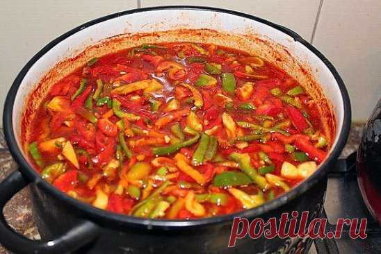 Семь рецептов САМОГО вкусного лечо, копилка проверенных рецептов! 
1 Лечо из болгарского перца 
2 Лечо «Семейное» 
3 Лечо с морковью 
4 Лечо на зиму из перца и фасоли 
5 Лечо 