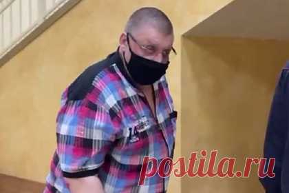 Вора в законе Хобота отдали под суд за аферу с уходом от налогов. В Туле за аферу с уходом от налогов отдали под суд 60-летнего Андрея Вознесенского, известного как вор в законе Хобот. Уголовное дело рассматривается в Ленинском районном суде. Криминального авторитета обвиняют по статье 159 («Покушение на мошенничество в особо крупном размере») УК РФ.