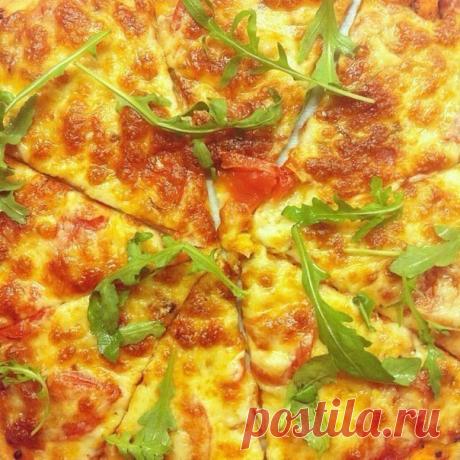 Пицца.
Этот рецепт теста для пиццы, наконец, успокоил мой вкус. Очень долго я его искала и вот, гастрономическое счастье наступило. Пеку я их сразу по 2-3 штуки. Для тех, кто любит легкие пиццы на тонком тесте, посвящается. В общем, вот, он, идеал пиццы.
Вам потребуется:
Для теста:
0,25 стакана молока (можно холодного)
Показать полностью…