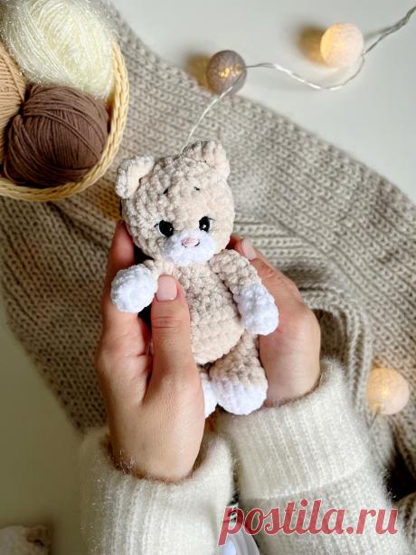 PDF Котята крючком. FREE crochet pattern; Аmigurumi toy patterns. Амигуруми схемы и описания на русском. Вязаные игрушки и поделки своими руками #amimore - котята, плюшевый котик, маленький кот из плюшевой пряжи, кошка, кошечка, котёнок.