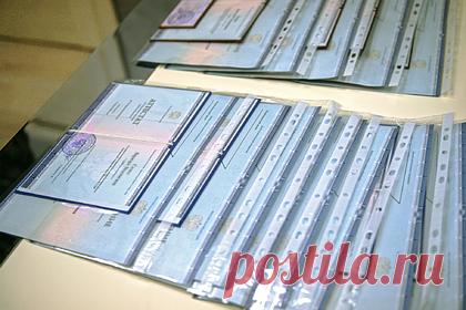 Приехавшим в Россию школьникам Донбасса выдадут российские аттестаты. Школьникам, которых эвакуировали из Донбасса, выдадут российские аттестаты. О мерах, которые обеспечат детям комфорт при вхождении в систему российского образования, рассказал глава Минпросвещения Сергей Кравцов.П о его словам, во всех регионах ведется работа с родителями прибывших в Россию учеников.