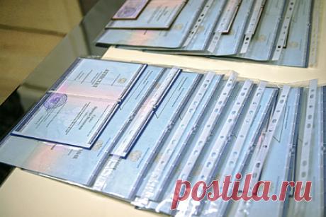 Приехавшим в Россию школьникам Донбасса выдадут российские аттестаты. Школьникам, которых эвакуировали из Донбасса, выдадут российские аттестаты. О мерах, которые обеспечат детям комфорт при вхождении в систему российского образования, рассказал глава Минпросвещения Сергей Кравцов.П о его словам, во всех регионах ведется работа с родителями прибывших в Россию учеников.