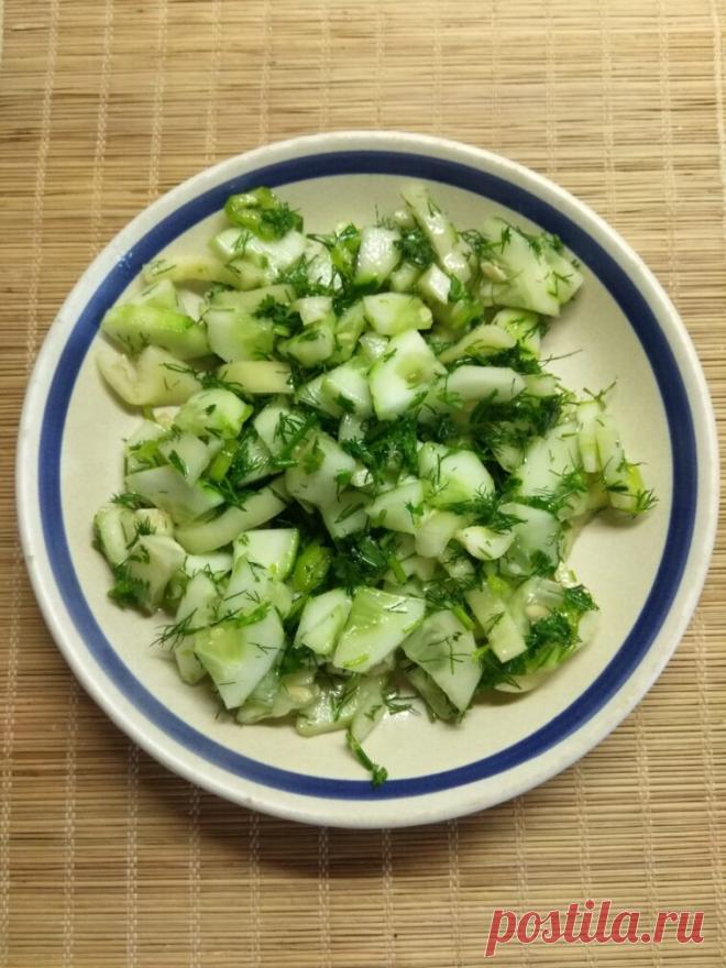 Зеленый салат из огурцов, болгарского перца и зелени - ФотоРецепт - медиаплатформа МирТесен