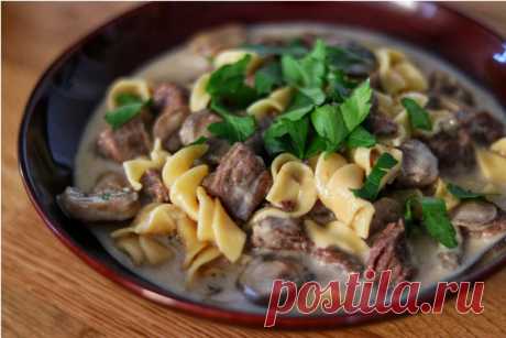 Бефстроганов с грибами и макаронами в мультиварке - Кулинарная страница

Нежная говядина и грибы с яичными макаронами. Этот рецепт приготовлен при помощи мультиварки.