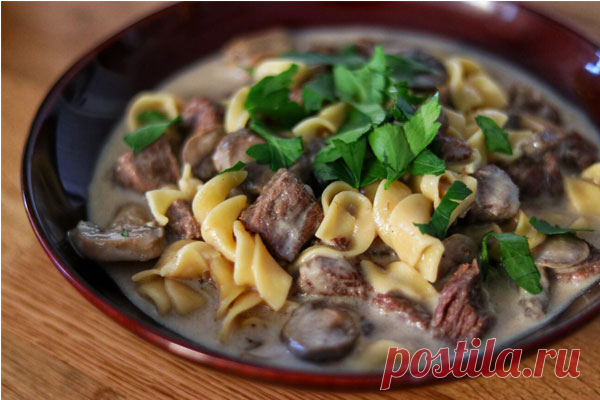 Бефстроганов с грибами и макаронами в мультиварке - Кулинарная страница

Нежная говядина и грибы с яичными макаронами. Этот рецепт приготовлен при помощи мультиварки.
