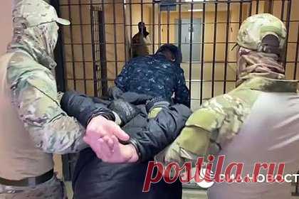 ФСБ показала на видео передававшего данные о ВС России украинского агента. ФСБ показала на видео украинского агента, задержанного за передачу данных о дислокации и маршрутах российских войск СБУ. Мужчина, лицо которого скрыто, рассказывает, как был завербован сотрудниками СБУ, некоторых из них он ранее знал лично. Агент признался, что СБУ интересовалось местами передвижения военных колонн РФ.