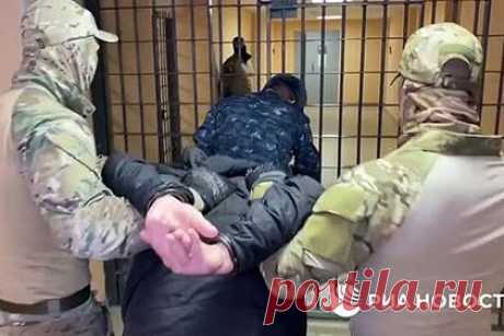 ФСБ показала на видео передававшего данные о ВС России украинского агента. ФСБ показала на видео украинского агента, задержанного за передачу данных о дислокации и маршрутах российских войск СБУ. Мужчина, лицо которого скрыто, рассказывает, как был завербован сотрудниками СБУ, некоторых из них он ранее знал лично. Агент признался, что СБУ интересовалось местами передвижения военных колонн РФ.