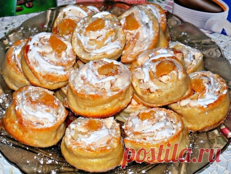 Печенье "Творожное" с безе

Очень вкусное, тает во рту... Пеку его уже давно и всех кого угощала,никто не остался равнодушным))
Ингредиенты: 
Масло сливочное — 250 г 
Желток яичный — 2 шт 
Творог — 200 г 
Сода — 0,5 ч. л. 
Ванилин — 1 пач. 
Мука — 2-2,5 стак. 
Белок яичный (для начинки) — 2 шт 
Сахар — 1 стак. 
Ванильный сахар — 1 пач. 

Приготовление: 

В миску насыпать 1,5 стак.муки,потереть туда же(на мелкой тёрке)замороженное масло,растереть всё руками до образования к...