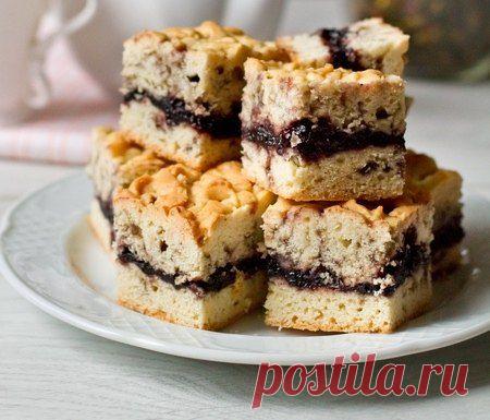 🍮 Тертый пирог с вареньем 

Ингредиенты: 

200 г сливочного масла комнатной температуры 200 г сахара 3 яйца 1 ч.л. ванильного сахара или ванилин на кончике ножа 1 ч.л. разрыхлителя 400 г муки (может потребоваться чуть больше) 400-500 г варенья или джема (у меня черничный)