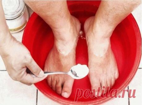 ЛЕЧИМ НОГИ
Мы собрали лучшие способы борьбы с самыми распространенными проблемами. Грибок, вросший ноготь, мозоли и даже подагра — все эти неприятности останутся в прошлом, нужно лишь принять соответствующие меры…
Болезни ног
1. Грибок на ногах
Чтобы избавиться от грибка, попробуй делать ванночки из ополаскивателя для рта. Окунув в антисептическую жидкость ноги, посиди 30 минут. Через несколько сеансов противное заболевание исчезнет!
2. Молоткообразные, деформированные пал...