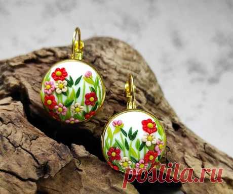 Бижутерия 2021 из полимерной глины | 30 фото | Polymer clay jewelry Украшения, 💎 сделанные своими руками или на заказ — это эксклюзивные вещи, 💍 которые не встретишь ни у одной другой девушки. Именно поэтому бижутерия 2021 из полимерной глины 🌺 пользуется таким огромным спросом. Мы решили рассмотреть самые изящные и красивые украшения из полимерной глины, выполненные золотыми руками мастериц. Изящная и романтичная подвеска в виде двух […]