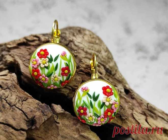 Бижутерия 2021 из полимерной глины | 30 фото | Polymer clay jewelry Украшения, 💎 сделанные своими руками или на заказ — это эксклюзивные вещи, 💍 которые не встретишь ни у одной другой девушки. Именно поэтому бижутерия 2021 из полимерной глины 🌺 пользуется таким огромным спросом. Мы решили рассмотреть самые изящные и красивые украшения из полимерной глины, выполненные золотыми руками мастериц. Изящная и романтичная подвеска в виде двух […]