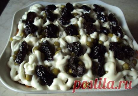 Салат Прага - ВКУСНОТИЩА НЕОБЫКНОВЕННАЯ!!! 
попробуйте не пожалеете!!! 

Ингредиенты: 
200-250 грамм отваренного филе курицы 
консервированный зеленый горошек 
нарезанные соломкой маринованные огурцы 
обжаренная на растительном масле нарезанная соломкой морковь 
3 вареных яйца 
10 штук чернослива без косточек 
лук репчатый 1 шт 
майонез 

Приготовление: 
Мясо разделить на волокна . 
Яйца натереть на крупной терке . 
Лук нарезать полукольцами и замариновать на 20 минут в см...