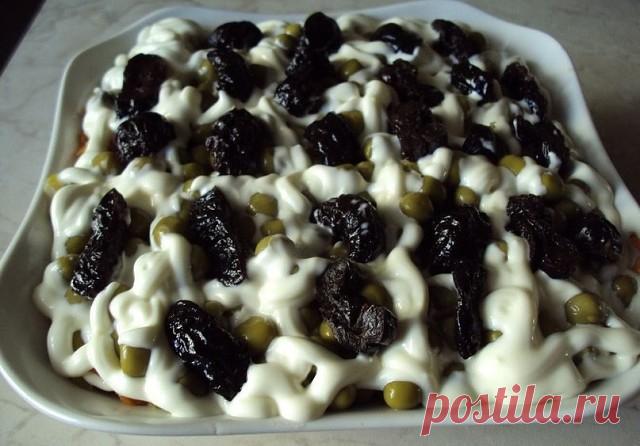 Салат Прага - ВКУСНОТИЩА НЕОБЫКНОВЕННАЯ!!! 
попробуйте не пожалеете!!! 

Ингредиенты: 
200-250 грамм отваренного филе курицы 
консервированный зеленый горошек 
нарезанные соломкой маринованные огурцы 
обжаренная на растительном масле нарезанная соломкой морковь 
3 вареных яйца 
10 штук чернослива без косточек 
лук репчатый 1 шт 
майонез 

Приготовление: 
Мясо разделить на волокна . 
Яйца натереть на крупной терке . 
Лук нарезать полукольцами и замариновать на 20 минут в см...