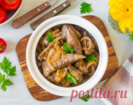 Печень по-строгановски на Вкусном Блоге Апдейт рецепта от 19.02.2009. Я уже говорила, что печень – свиная, телячья или говяжья – крайне редкий гость на моей кухне. Чтобы приготовить что-то из этого продукта, мне приходится использовать запрещенные приемы – делать обиженное лицо и расстроенным голосом говорить: “Из-за вас я не могу есть стоооолько любимых блюд…”. Иногда…