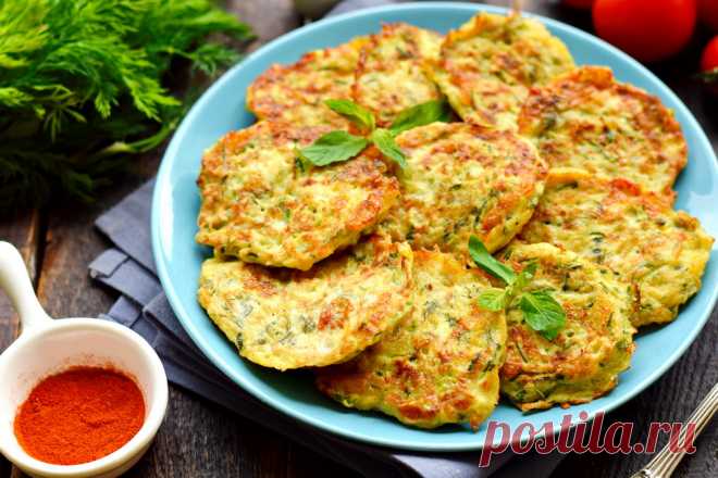 Кабачок + сыр = обалденные оладушки (с хрустящей корочкой, но при этом сочные и мягкие внутри) - Женский журнал Ещё один хороший вариант, как можно приготовить кабачковые оладьи. Кабачок и сыр – отличное сочетание. Оладушки за счет кабачка остаются мягкими, сочными и нежными, но добавление сыра делает...