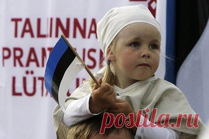 В Эстонии увеличат штрафы для русскоязычных школ. В Эстонии с 1 августа увеличат в 15 раз штрафы для русских школ, в которых работают не владеющие эстонским языком учителя. Размер штрафа достигнет 10 000 евро. Более того, языковой департамент начнет проверять уровень владения учителями эстонским языком, посещая их уроки.