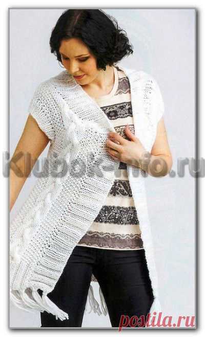 Вязание спицами. Фотогалерея женских вязанных моделей. Однотонный удлиненный жилет без застежки, с бахромой и узорами. Размер: XS(S)M(L)XL(XXL)