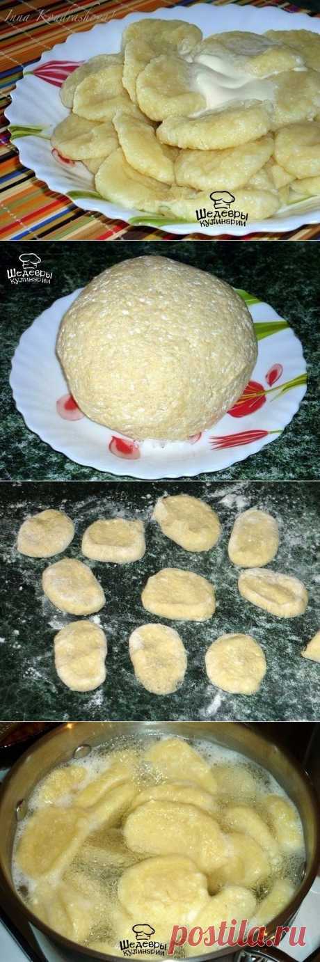 ВАРЕНИКИ ЛЕНИВЫЕ !!!  **Тесто: творог 400г, сахар -размять,  яйцо 1шт -смешай, мука 4ст/л. *Колбаску -кусочками, кружочки с выемкой в центре -вмятинка на готовом варенике позволит ему лучше удерживать масло или сметану! *В кипящую сол/воду - вари 2мин, после того как всплывут. *Подача: с маслом или сметаной.
